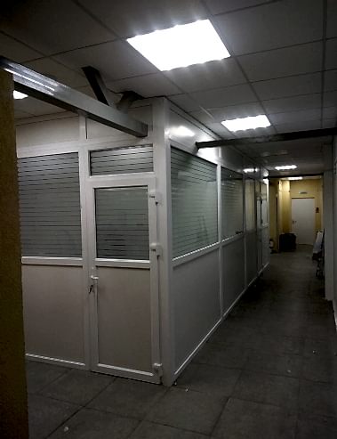 г. Алматы, &quot;Доктор Вед&quot;. Перегородка ПВХ. Профиль - WDS 60, однокамерный стеклопакет с тонировкой в полоску, сендвич панель, дверь из дверного профиля.