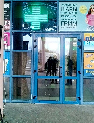 г. Алматы, ТЦ &quot;Рига&quot;. Дверь (наружная) из алюминиевого профиля ALUTECH W62. Покраска - 5005, 4е черные накладные петли, ручка-скоба черная.